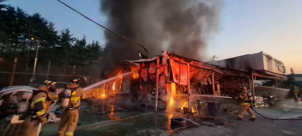 울산 남구 자동차공업사서 불…인명피해 없어