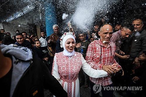"삶은 계속된다"…가자지구 피란중 결혼식에 잠시 '웃음꽃'