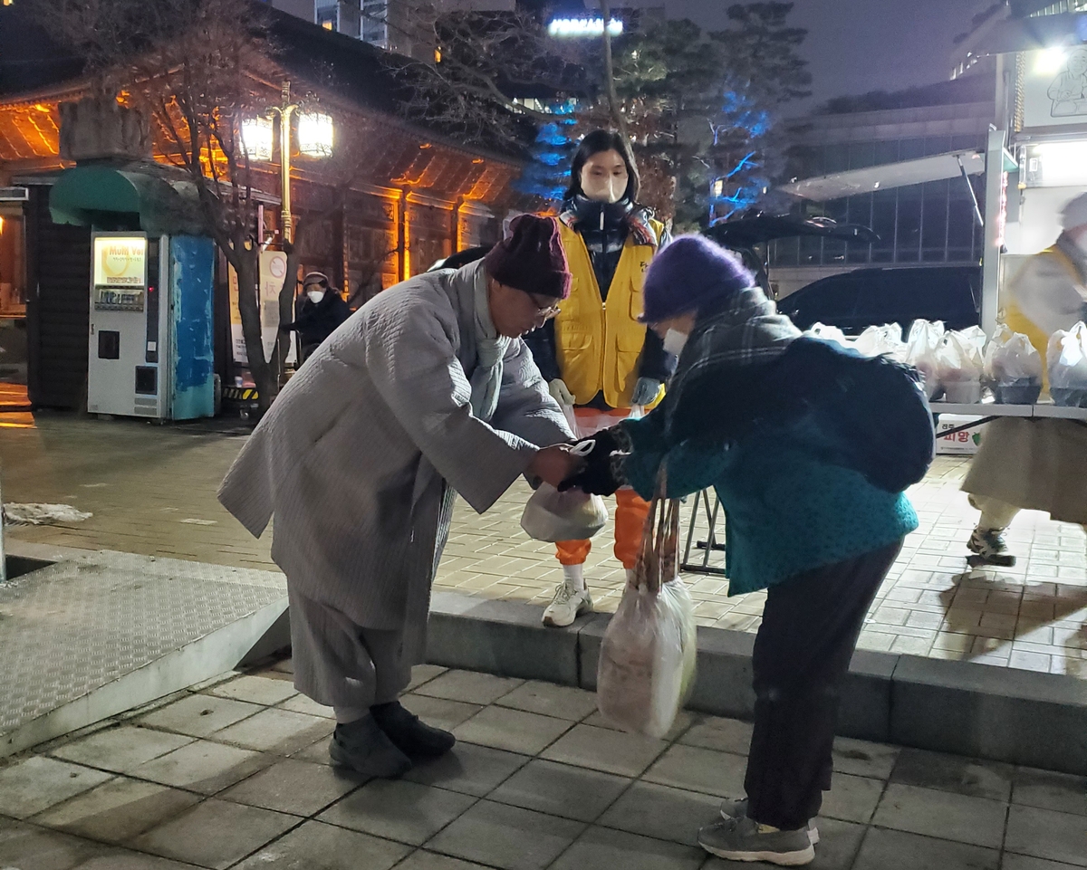 노숙인에 뜨거운밥 나누는 탄경스님…"안 해보면 좋은 줄 몰라"