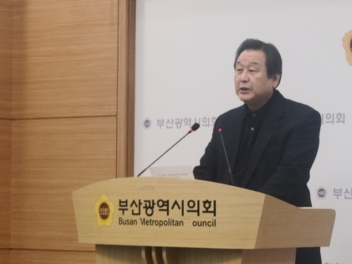 김무성 "퇴보한 민주주의 복원해야"…부산 중·영도서 7선 도전(종합)