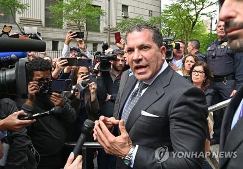 트럼프의 '성추문 입막음 돈' 사건 변호사 변호인단 떠나