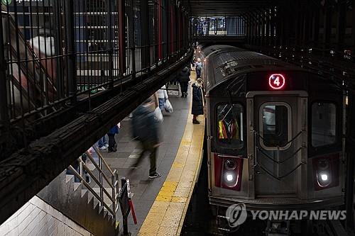 뉴욕 지하철 열차 안에서 다툼 말리던 40대 괴한 총맞아 사망