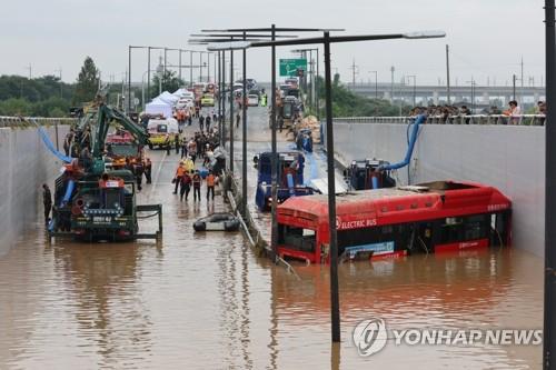 오송참사 첫 공판서 현장소장·감리단장 '부실제방' 엇갈린 진술