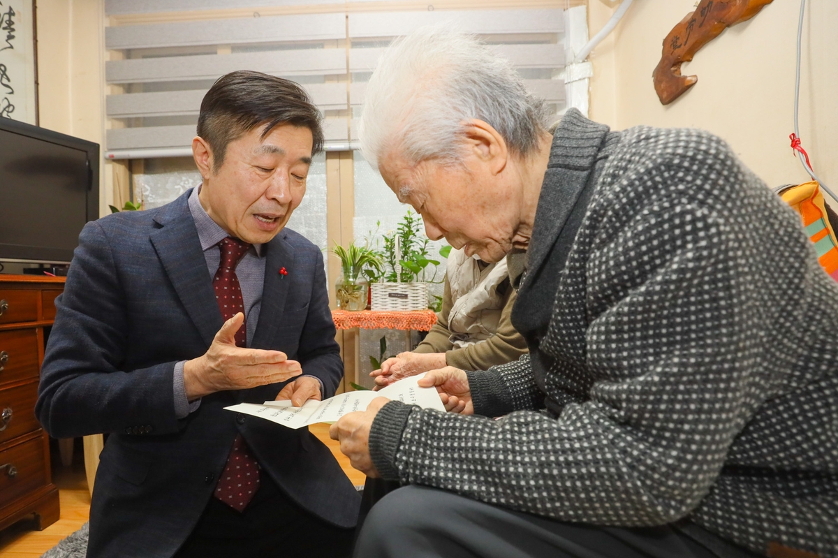 서초구, 99세 장수축하금 100만원…"어르신 헌신에 감사"