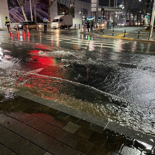 대구 서구어린이도서관 앞 상수도관 파열…"오후 7시 복구 예정"(종합)