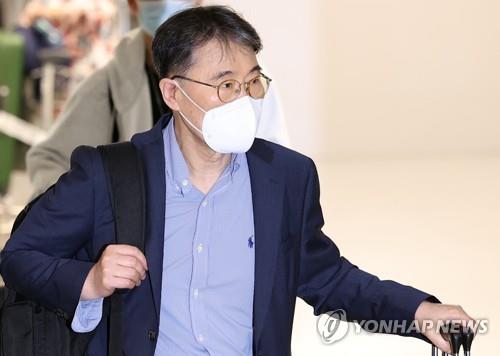 검찰, '통계조작 의혹' 장하성 전 정책실장 소환 조사