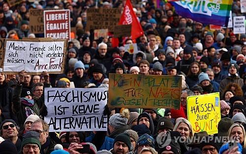 활활 타오르는 독일 반극우 시위…전국서 25만명 거리로