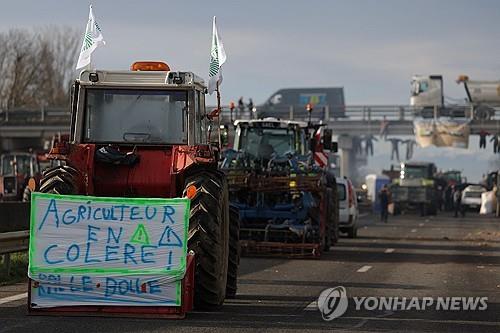 유럽 곳곳 농민 트랙터 시위로 '몸살'