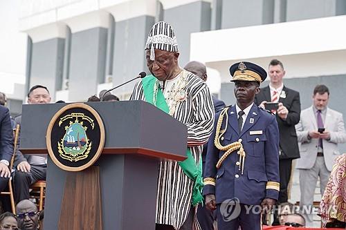 79세 라이베리아 대통령 불볕더위에 취임사 두차례 중단