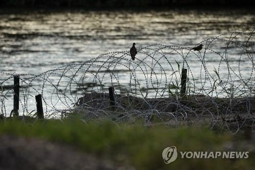 미 대법원 "멕시코 국경 텍사스주 철조망 제거 허용"