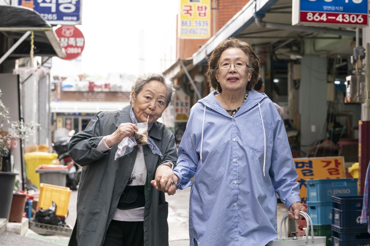 언덕 오르는 두 노인 볼 때 부모님 떠오를 듯…영화 '소풍'