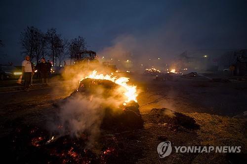 "외국 농산물과 경쟁 안돼"…프랑스 농민들 도로점거 시위