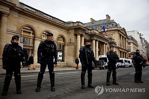 프랑스 헌법위원회 "이민법 개정 조항 40% 헌법 위배"