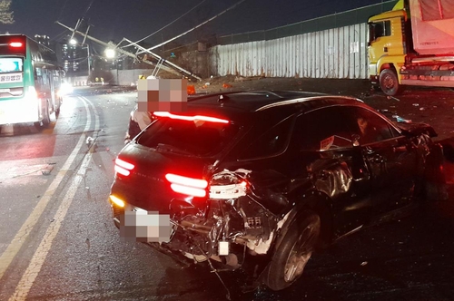 음주운전 승용차와 부딪힌 SUV 차량 전신주 충돌…70대 부상(종합)