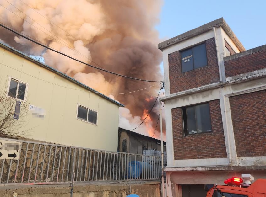 인천 청천동 공장 화재로 검은 연기…40분만에 초기진화
