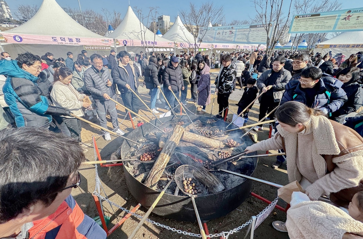 겨울공주 군밤축제 대박…작년보다 관람객 73%·판매액 117%↑