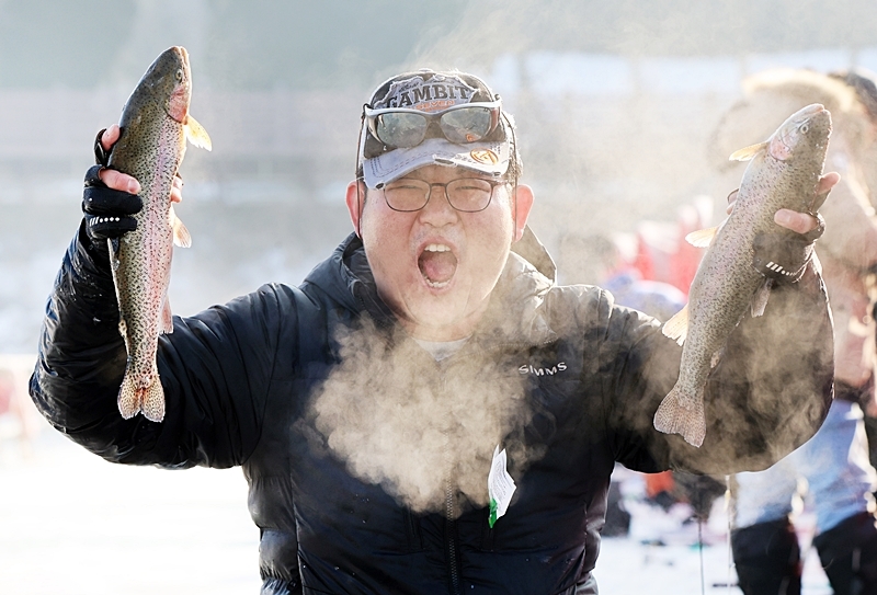 민간 주최 평창송어축제 대장정 마무리…방문객 32만명 돌파