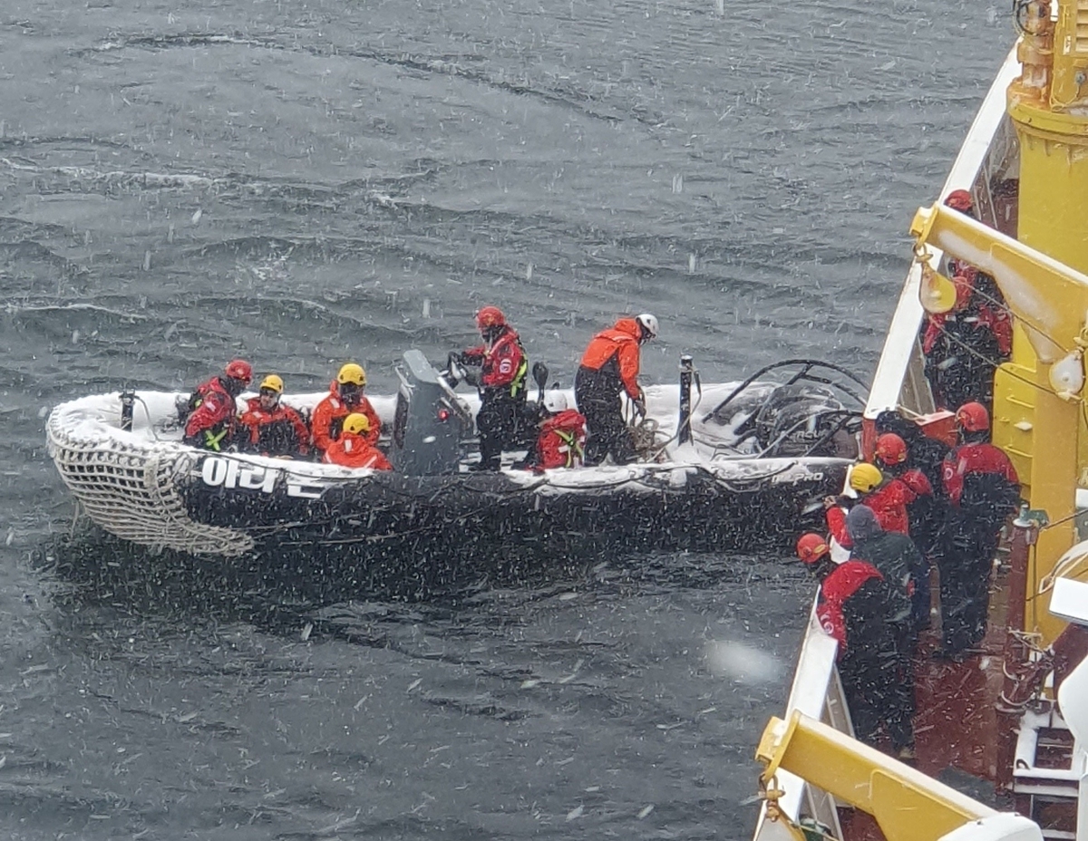 쇄빙연구선 '아라온호', 남극 바다서 응급환자 지원
