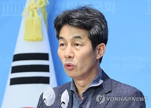 '인턴 허위 등록' 민주당 윤건영 의원 벌금 500만원