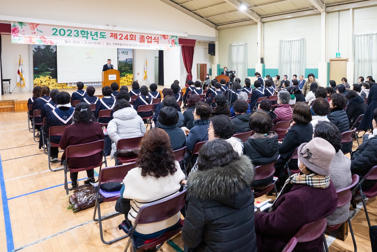 '평균 65세' 전북도립여성중고교 만학도들, 졸업장 가슴에 안다