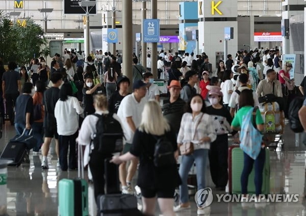 늘어난 카드 승인액…해외여행에 팍팍 긁었다