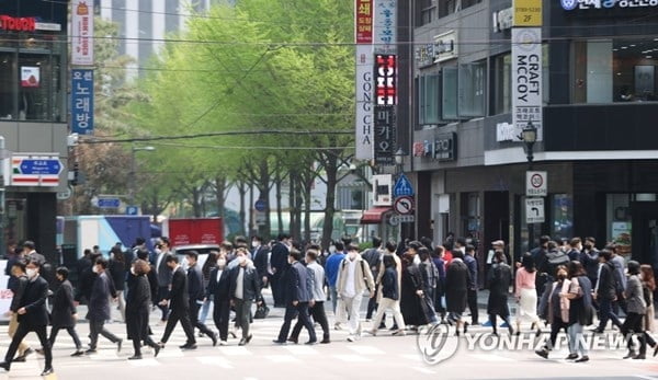 "잘리거나 월급 깎일 것"…직장인 절반, 고용악화 우려