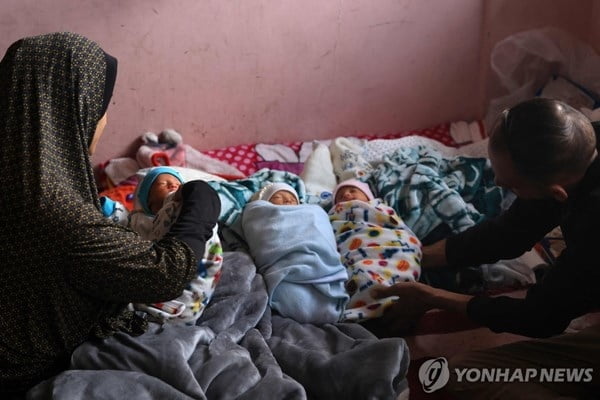 전쟁통에 태어난 네쌍둥이…"씻길 물조차 없어"