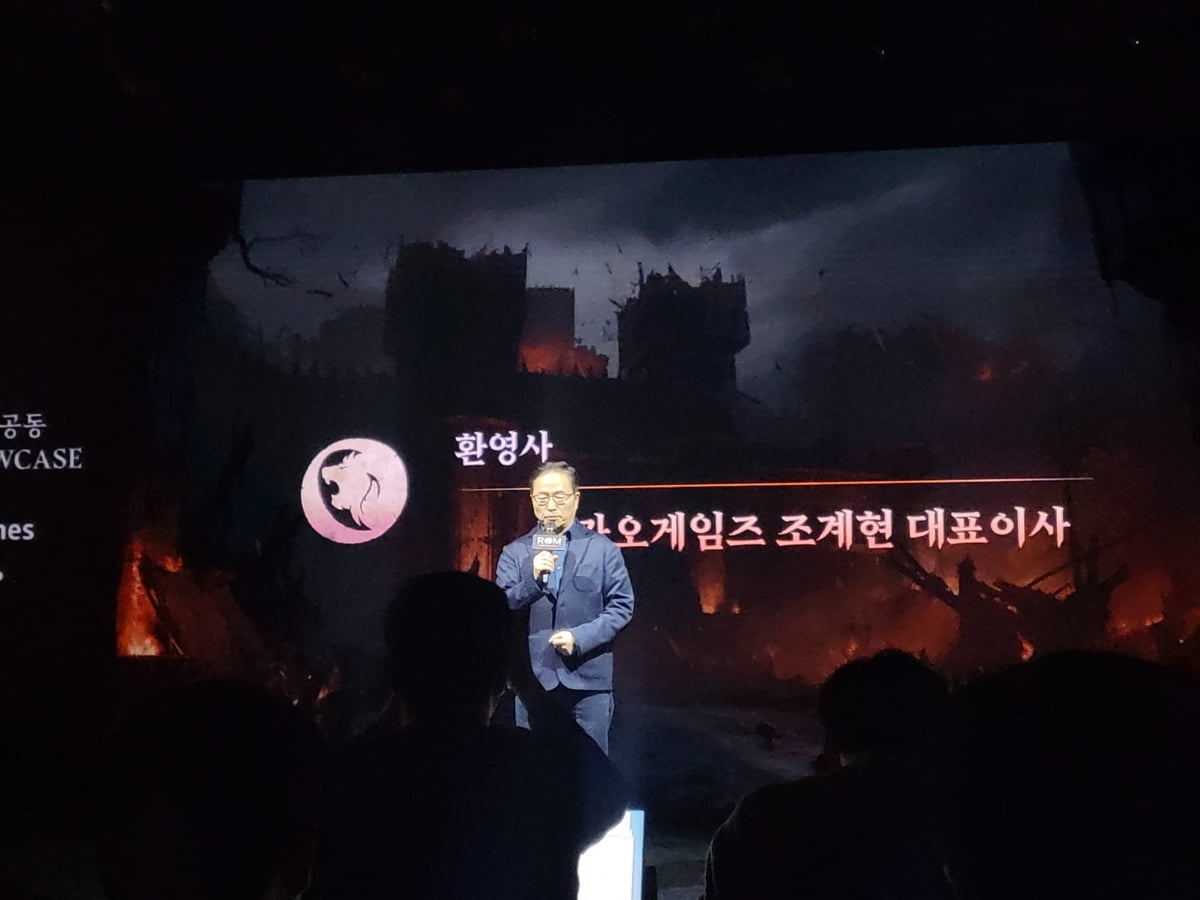 조계현 카카오게임즈 대표가 4일 개최된 MMORPG 신작 '롬'의 한국 및 대만 공동 미디어쇼케이스에서 인사하고 있다.