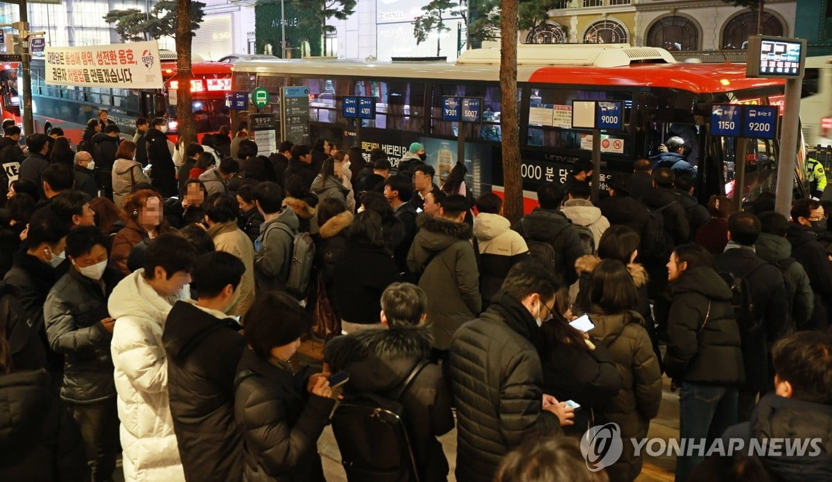 서울 명동 퇴근길 '전쟁'…시 "대책 마련하겠다"