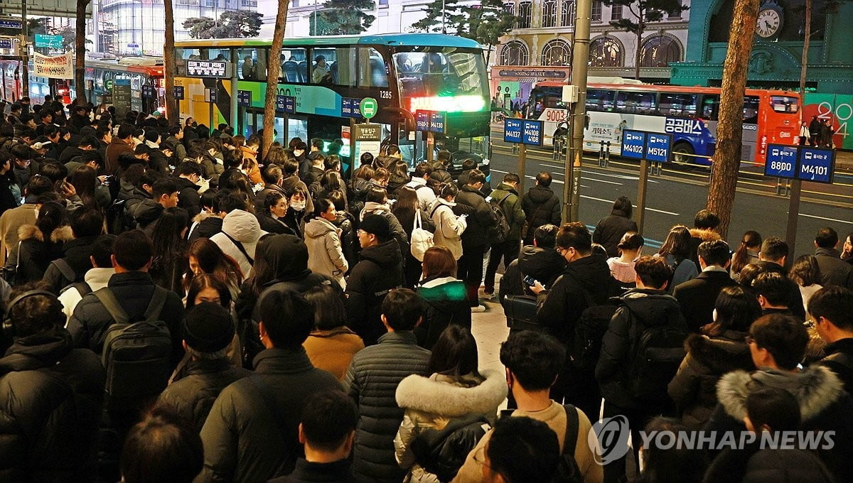 '퇴근길 버스 지옥' 만든 줄서기 표지판 없앤다