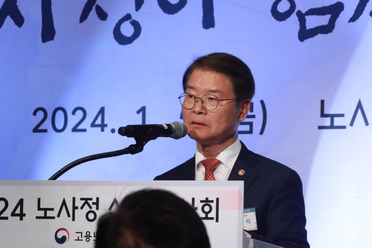 이정식 고용노동부 장관이 노사정 신년 인사회에서 &ldquo;계속고용에 대한 사회적 논의를 본격화하겠다&rdquo;고 강조했다. (사진:고용노동부)