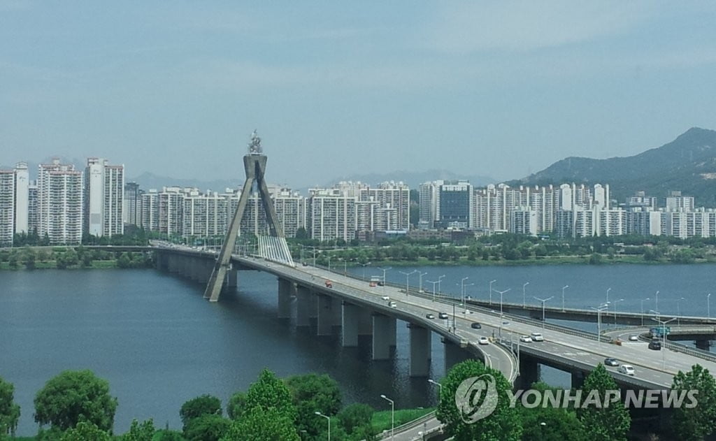 흉기 꽂힌 채 발견됐는데..."타살 가능성 낮아"