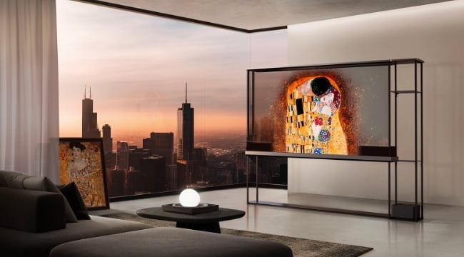 LG전자가 CES 2024에서 세계 최초 무선 투명 올레드 TV를 공개한다.