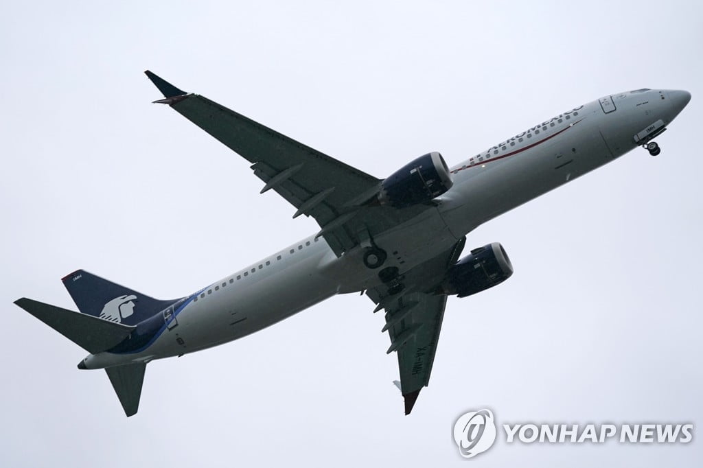 日서 보잉737 운항 중 조종석 창문 균열로 회항