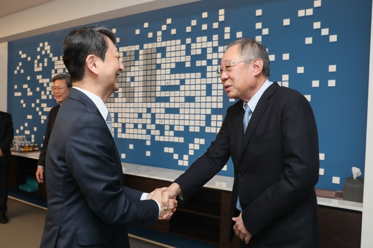 안덕근 산업 장관(좌)이 한경협을 찾아 류진 회장(우)을 면담했다. (한경협 제공)