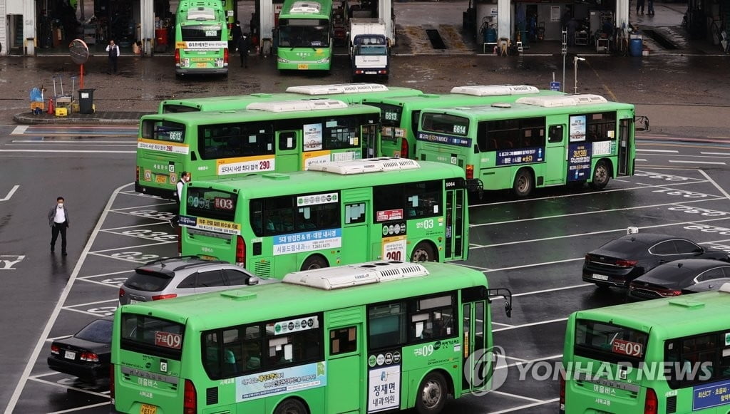 서울 마을버스 빙판길에 미끄러져…7명 병원행