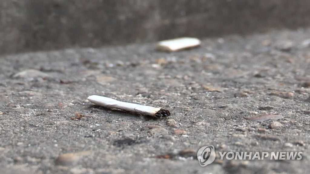 고기 손질하며 흡연…신고했지만 '어이상실'