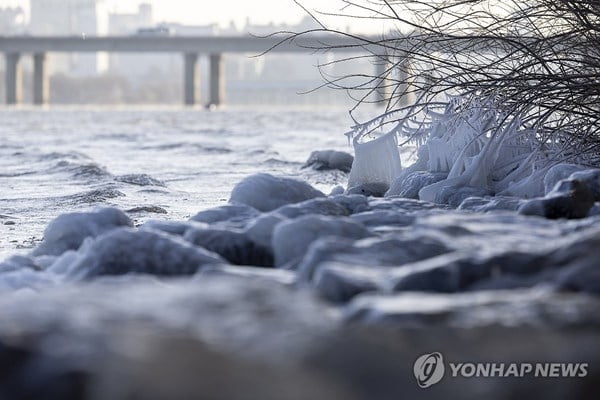 전국 덮친 북극 한파…결항·동파 속출