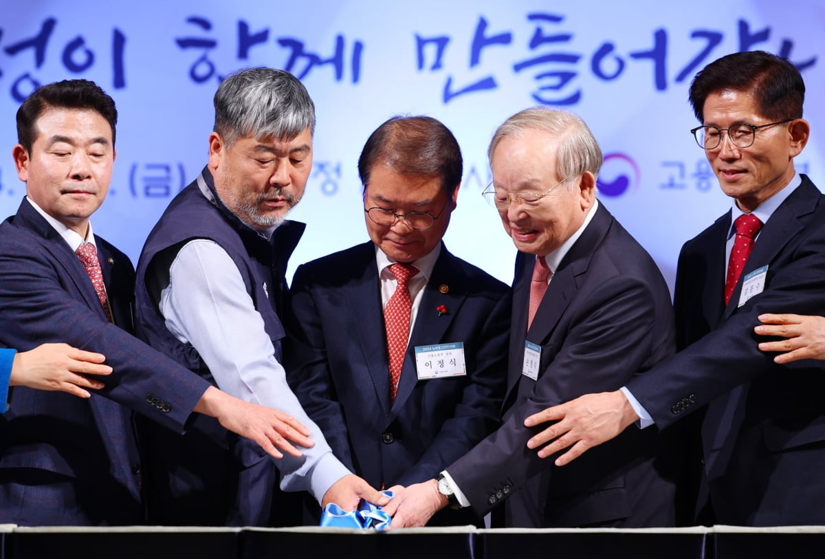 5일 오후 서울 중구 서울중앙우체국에서 열린 노사정 신년인사회에서 박정 국회 환경노동위원장(왼쪽부터), 김동명 한국노총 위원장, 이정식 고용노동부 장관, 손경식 한국경영자총협회장, 김문수 경제사회노동위원장이 축하 떡을 자르고 있다. 