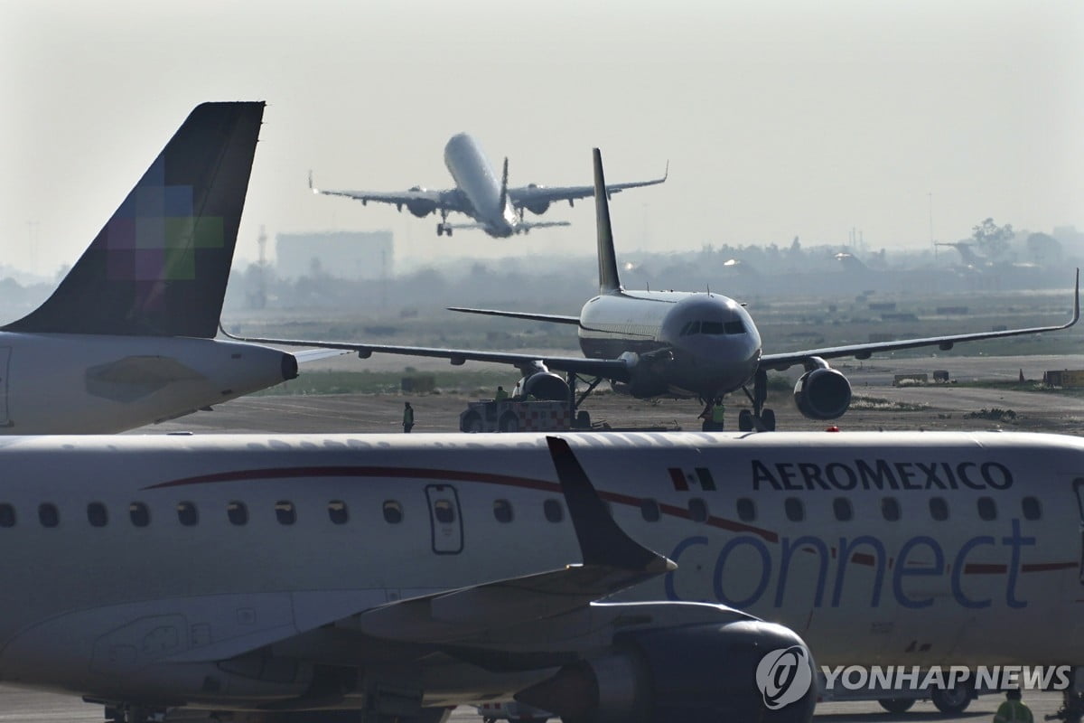 "모두를 보호하기 위해"…비행기 날개 위에서 시위, 왜?