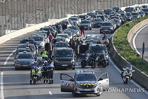 "임금 더 올려라"…택시기사·교사도 줄파업