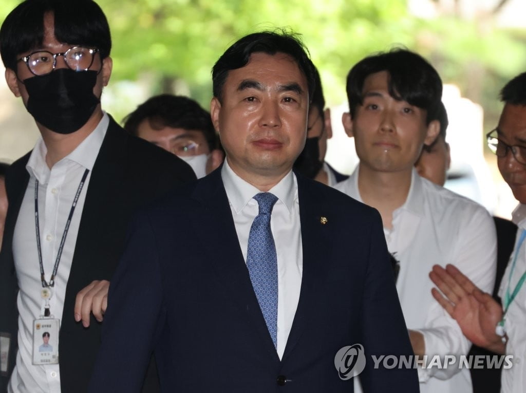 '전당대회 돈봉투' 윤관석 의원, 징역 2년 선고