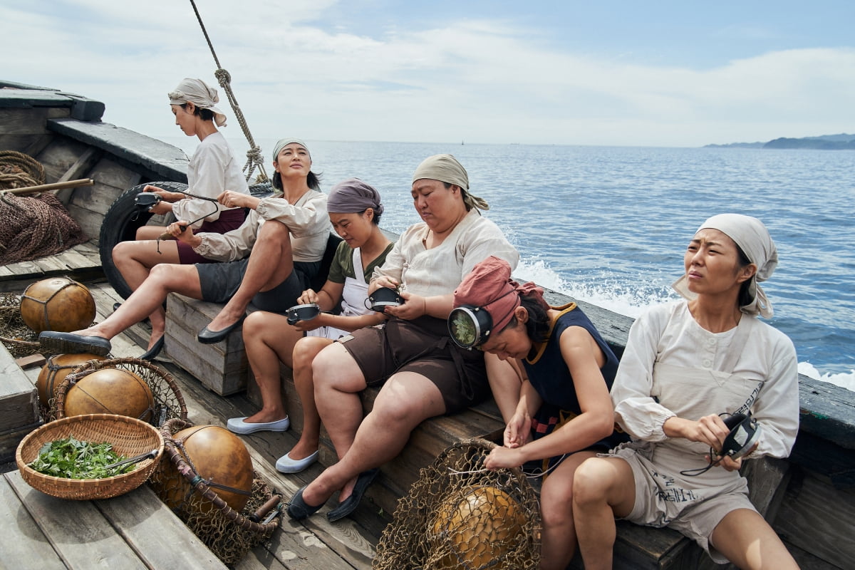 「密輸」キム・ヘス・ヨム・ジョンア、女性ツトップ夏大作成功予感