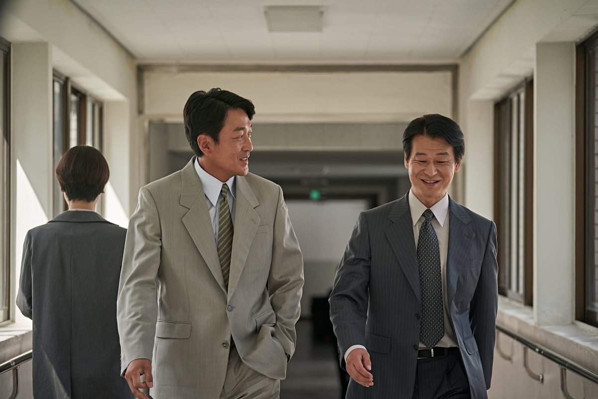 '非公式作戦' 披露された外交官役イム・ヒョングク スチール公開、極と極ビジュアル