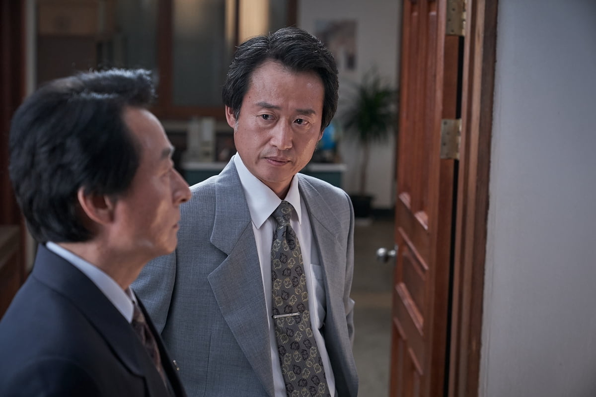 '非公式作戦' 披露された外交官役イム・ヒョングク スチール公開、極と極ビジュアル