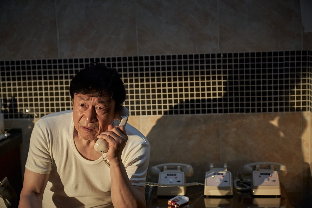 '非公式作戦' 披露された外交官役イム・ヒョングク スチール公開、極と極ビジュアル