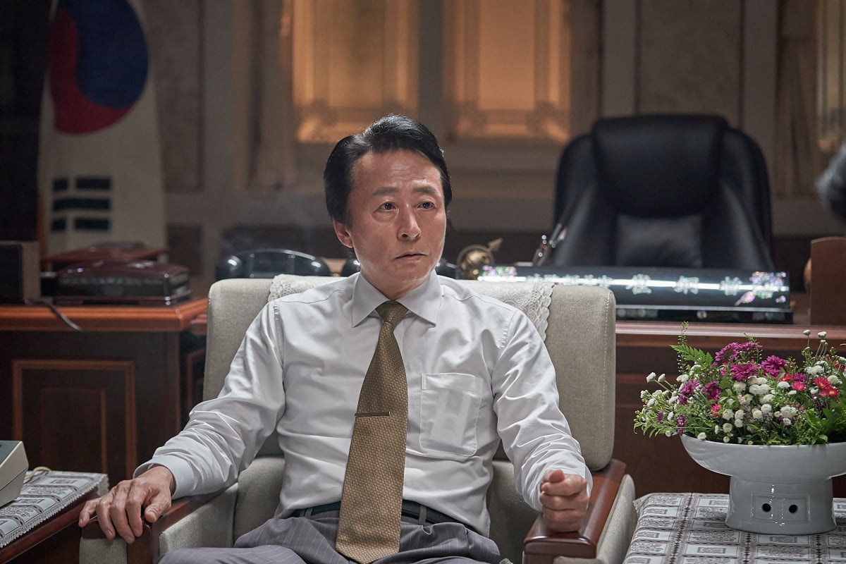 '非公式作戦' 披露された外交官役イム・ヒョングク スチール公開、極と極ビジュアル