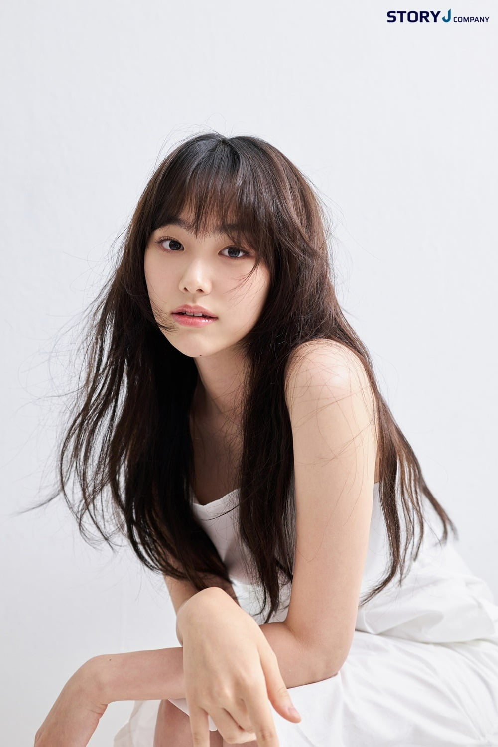カン·ミナ、成熟·清純·シックを盛り込んだ新しいプロフィール写真を公開