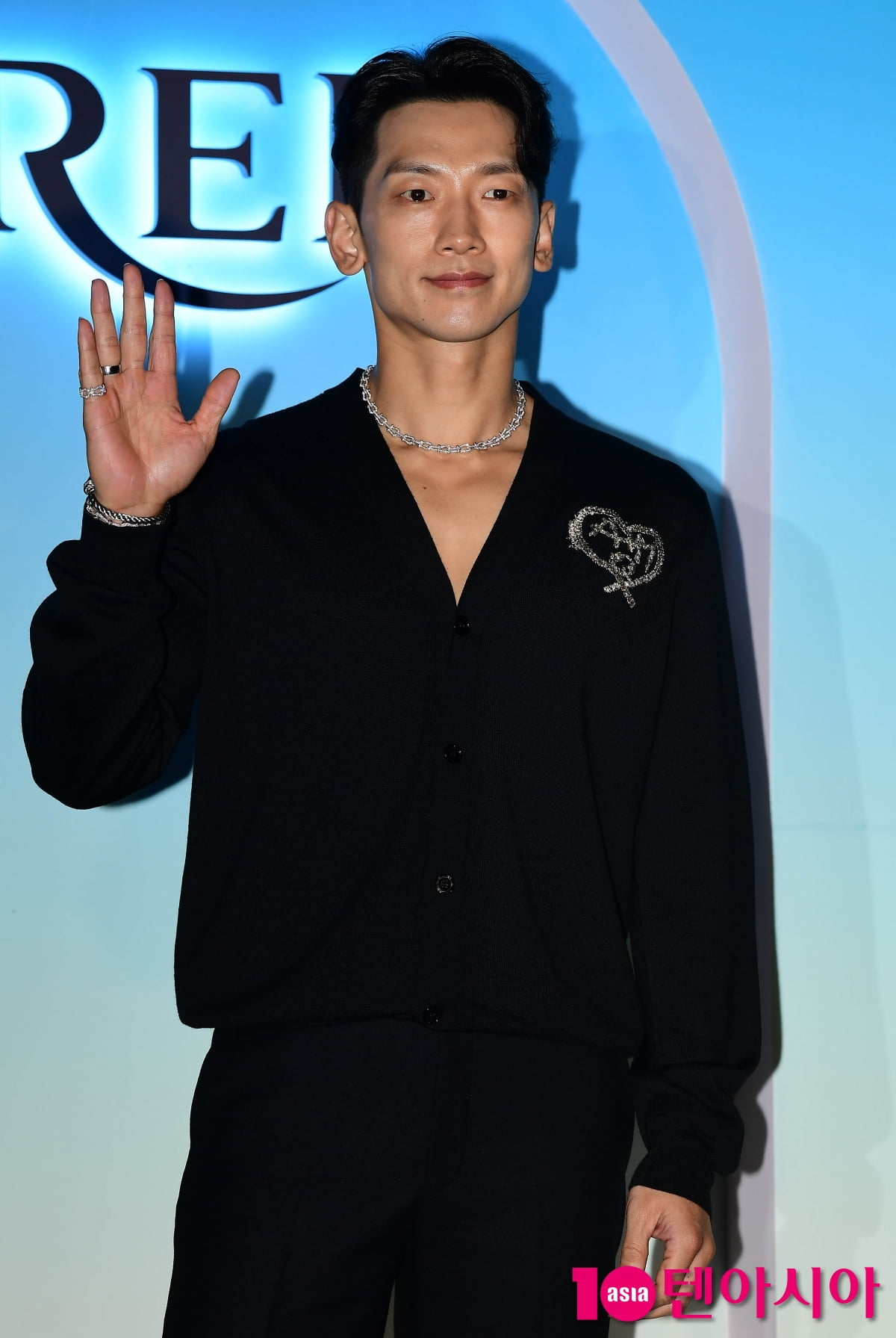 キム・テヒは398億ウォン、イ・ビョンホンは106億ウォン、スターたちのジェテック・スワン