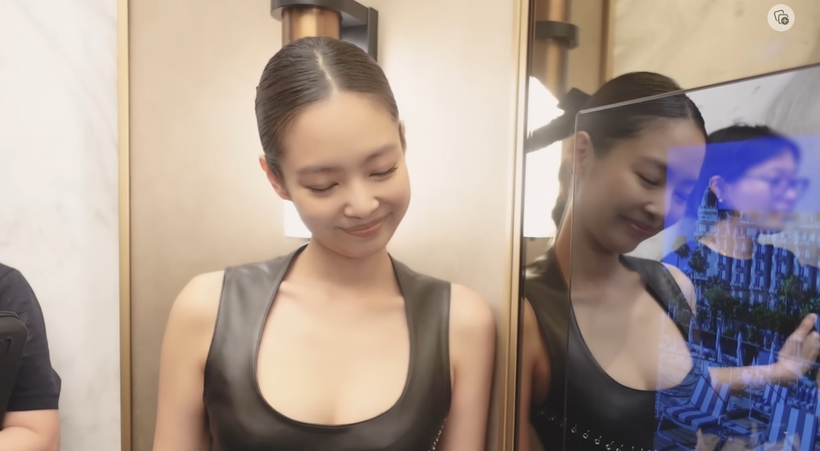 ジェニー、ブラックワンピースフルセッティングが終わったが、靴はホテルスリッパ「爆笑」
